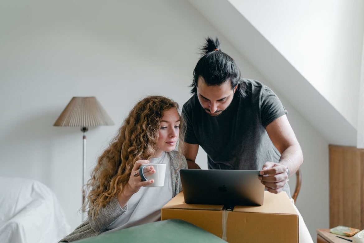 Jong stel kijkt naar alle deals op internetentvmetcadeau.nl